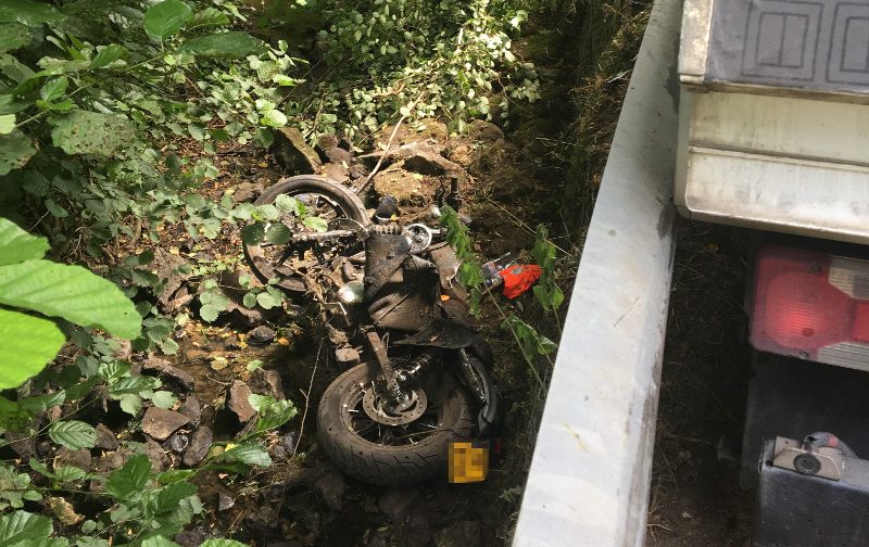 Motorradfahrer stirbt nach heftiger Kollision mit Lieferwagen