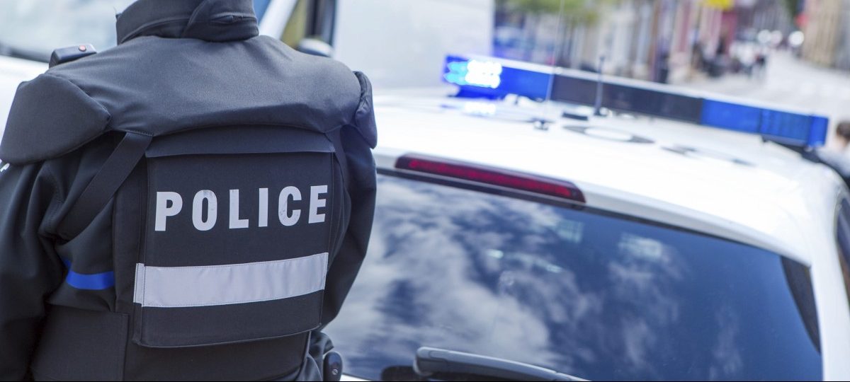 Betrunkener rast mit 129 km/h durch Polizeikontrolle und flieht nach Belgien