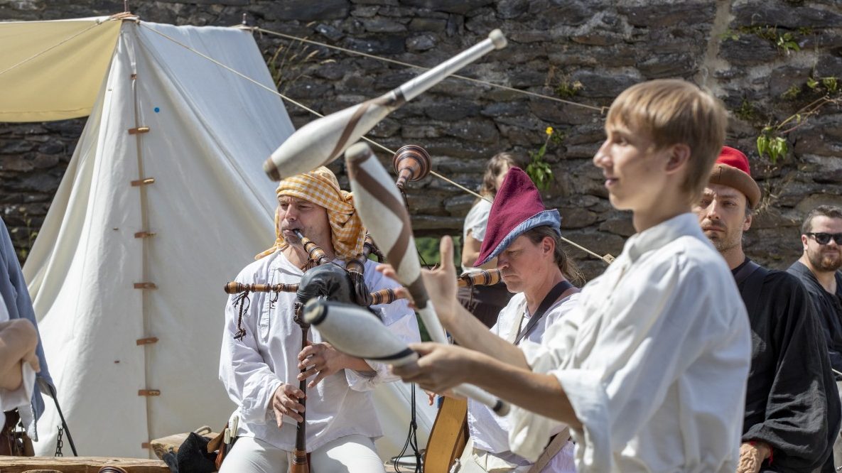 Händler, Ritter und Gaukler unterhalten in grandioser Kulisse beim Viandener Mittelalterfest