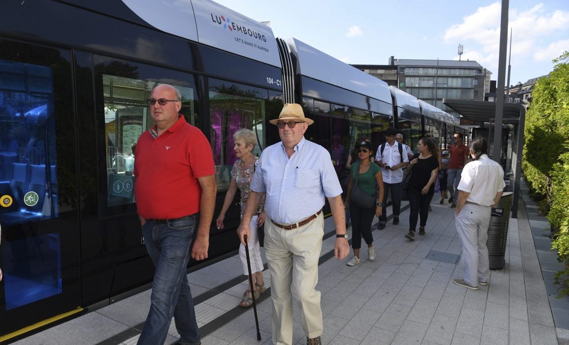 Luxemburg: Autos blockieren Tramgleise an der Schobermesse