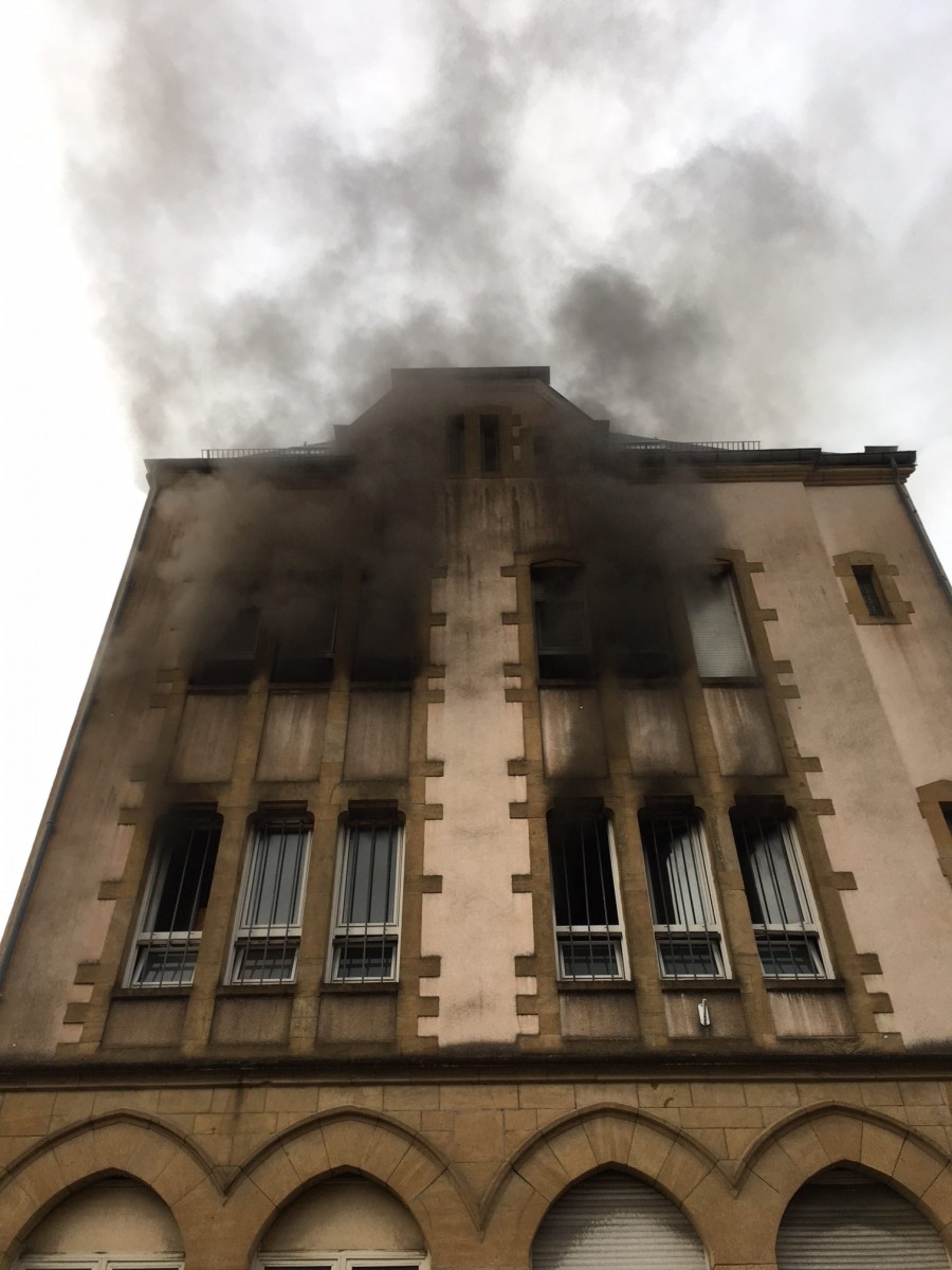 Während des historischen Spiels brennt es in Düdelingen