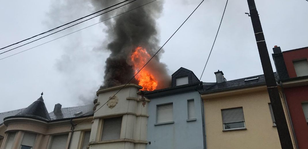 Dachstuhlbrand in Beles verursacht Sperrungen