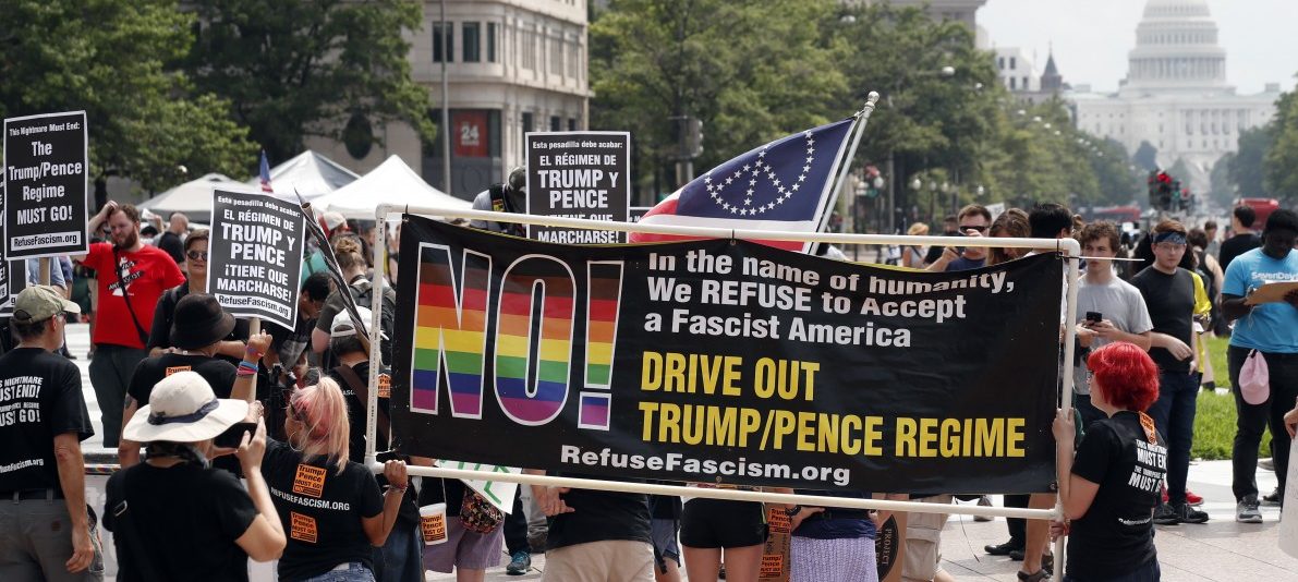 Tausende demonstrieren gegen Rechtsextremisten - und gegen Trump
