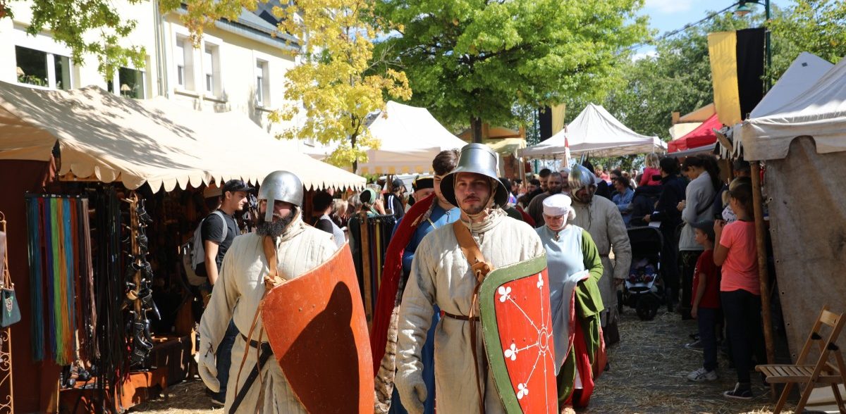 „Butschebuerger Buergfest“ begeistert mit Gauklern, Rittern und holden Mägden
