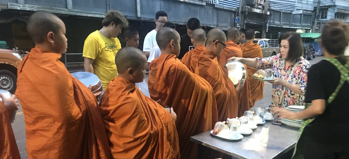 Ein dickes Problem: Thailands Mönche sollen abnehmen