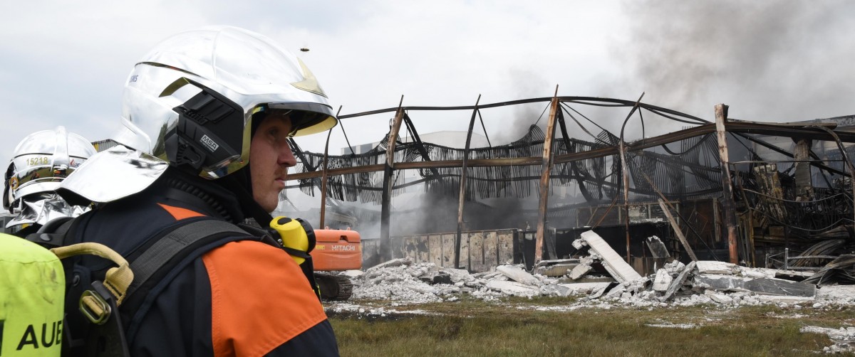 Feuer-Inferno zerstört Halle in Hamm – Hunderte wurden evakuiert