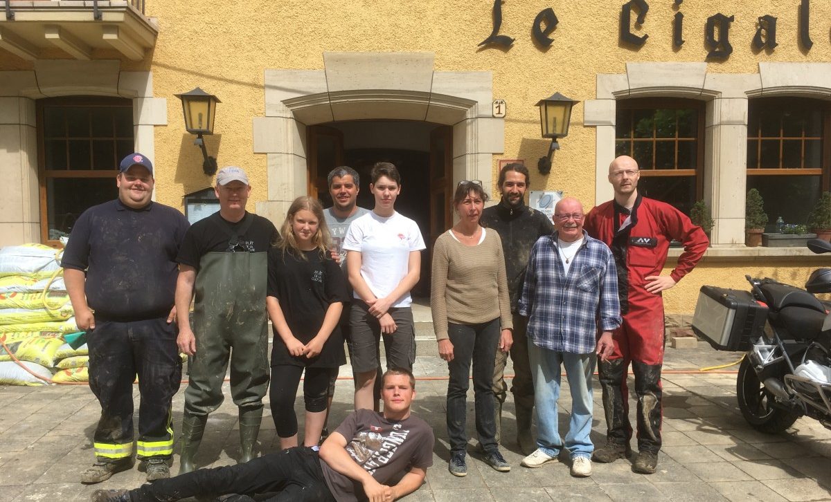 Wenn aus Fremden Freunde werden: Wie Freiwillige beim Wiederaufbau des Hotel „Le Cigalon“ helfen
