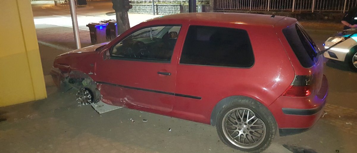 Betrunkener Fahrer rast mit 120 km/h durch Niederkorn und kracht gegen eine Mauer