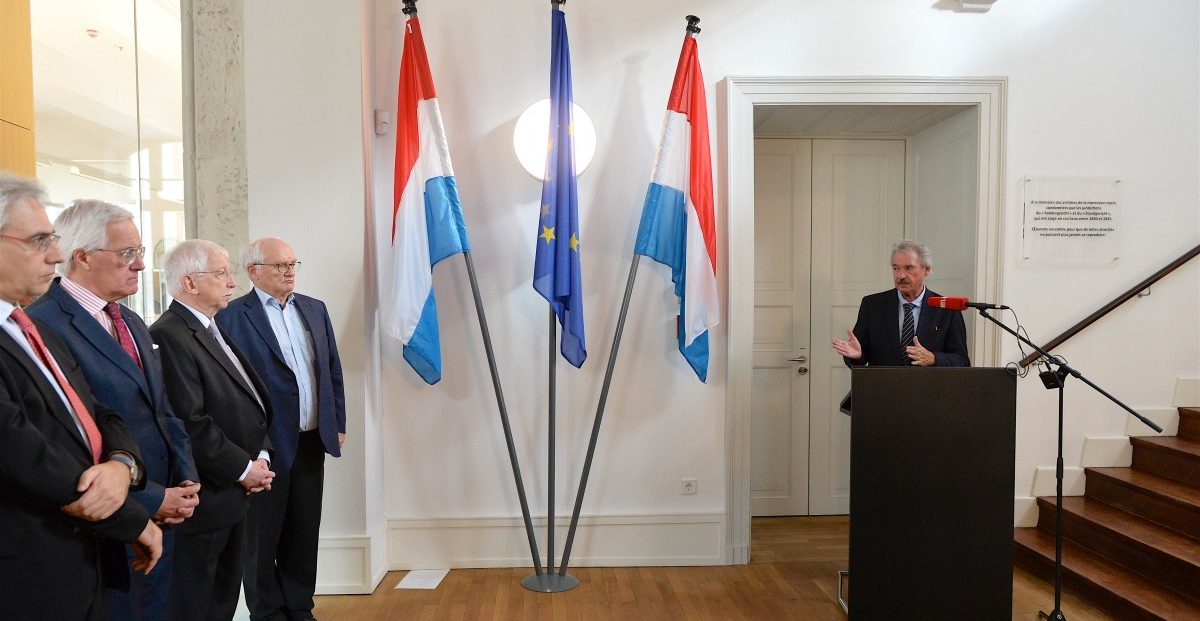 Außenminister Jean Asselborn weiht Gedenktafel für Nazi-Opfer ein