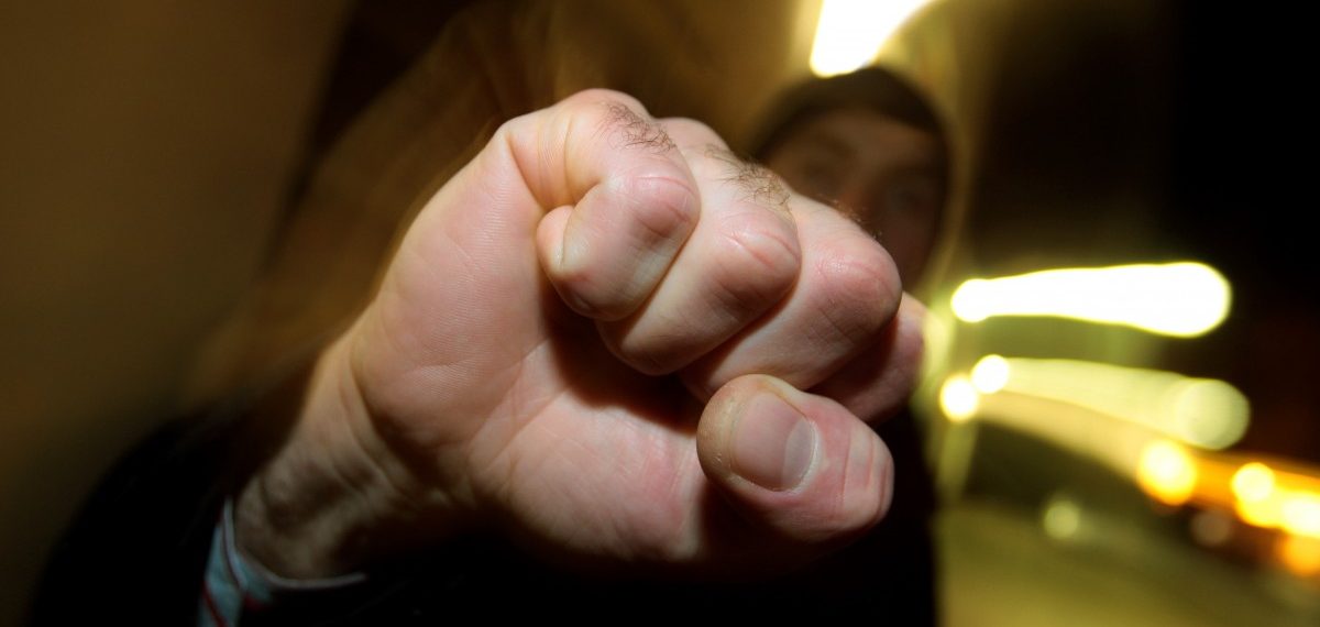 Betrunkener schlägt Frau mit Faust ins Gesicht