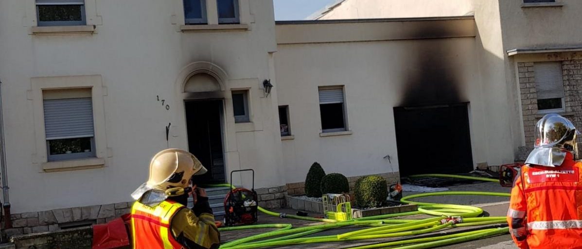Esch-Lallingen: Garage fängt Feuer – Massive Schäden bei Hausbrand in der Monnericher Straße