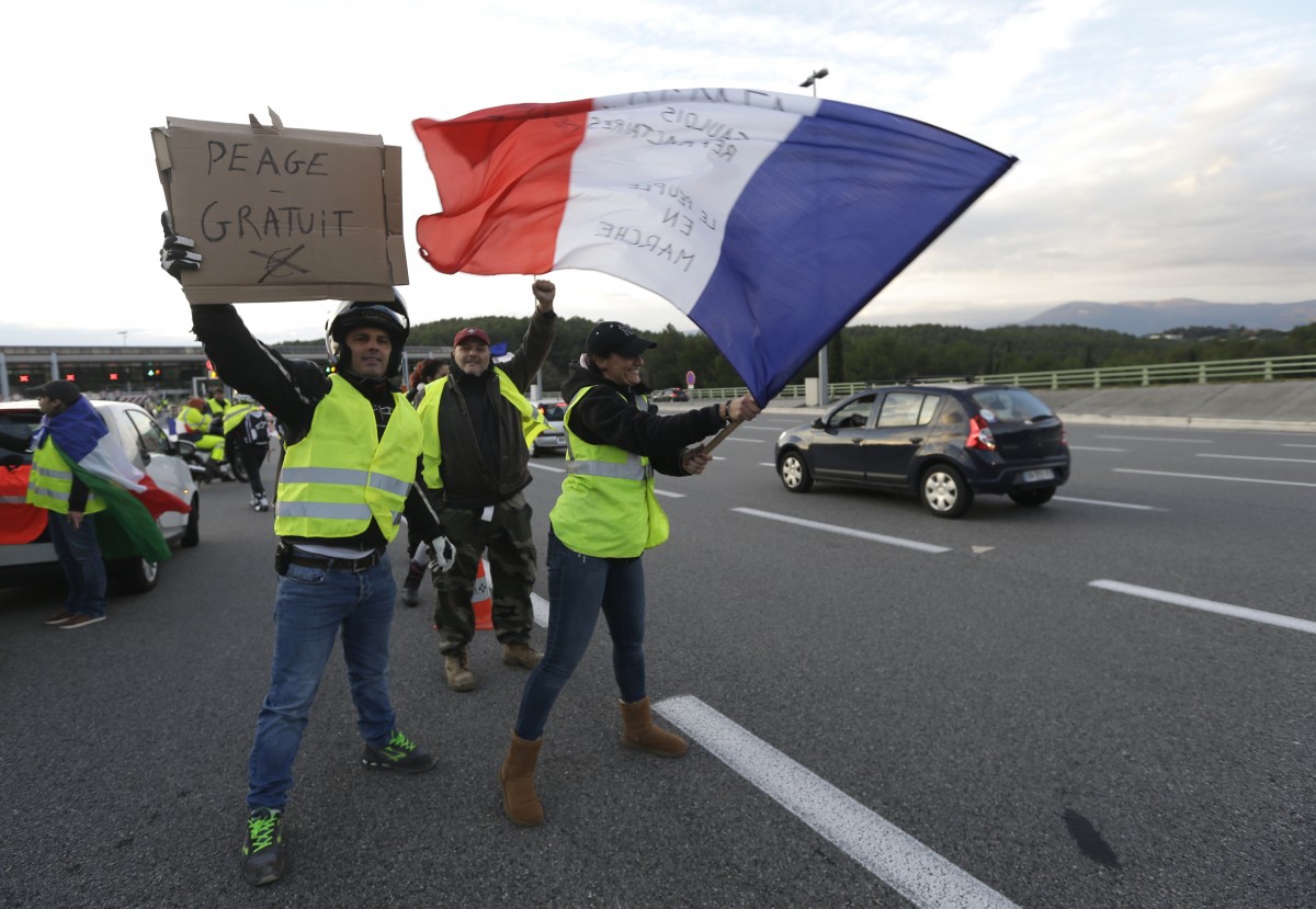 Proteste in Frankreich: „Demonstranten“ zeigen deutschem Pendler Nazi-Gruß und schlagen Autoscheibe ein