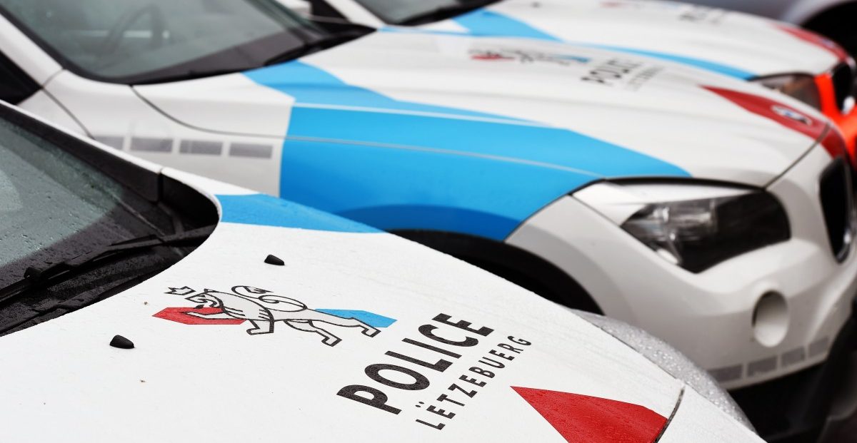 Unbekannter schlägt Mann mit Faust durch geöffnetes Fahrzeugfenster ins Gesicht