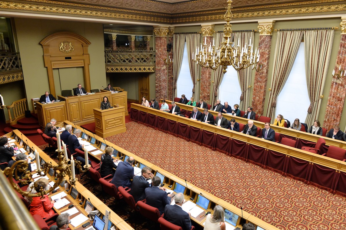 Leichte Erhöhung: Parlament passt Mindestlohn und -einkommen an