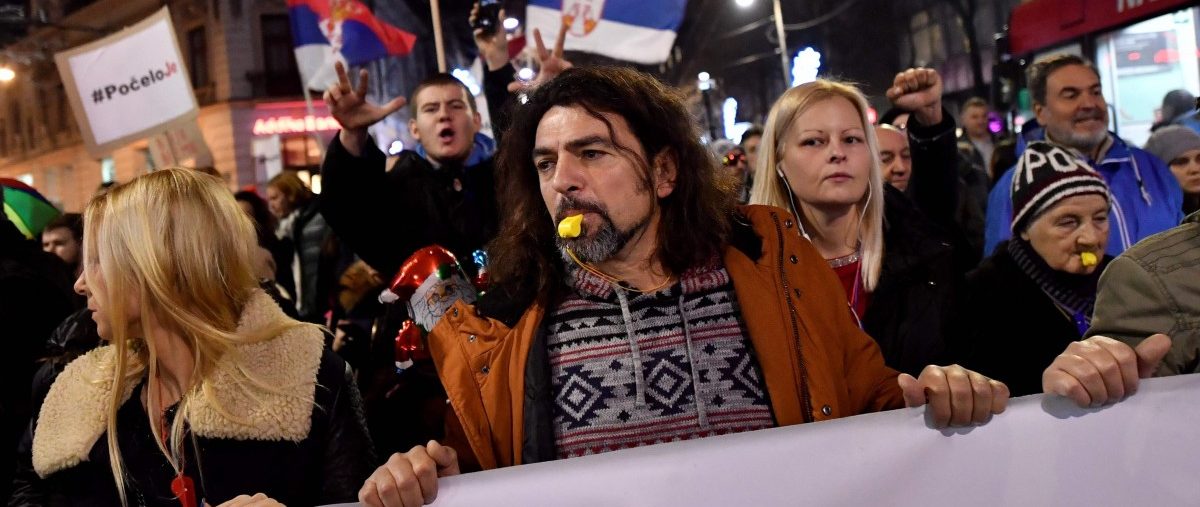 Trillerpfeifen gegen die Stille – Proteste gegen Korruption nerven Serbiens Präsidenten