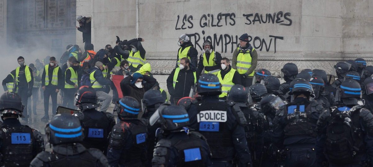 Ausschreitungen bei „Gelbwesten“-Protest in Paris – Mehr als 100 Festnahmen
