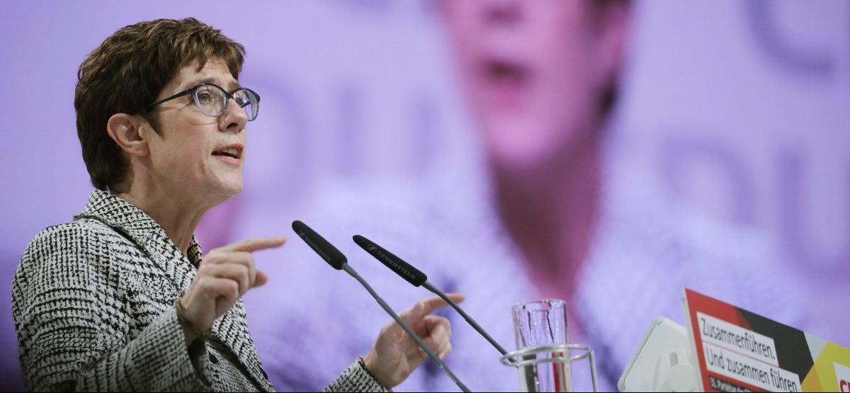 Kramp-Karrenbauer löst Merkel als CDU-Chefin ab