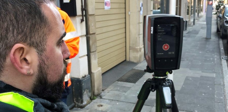 Dreibeiner in Esch unterwegs: Bautechniker vermessen Straßen mit Lasertechnik