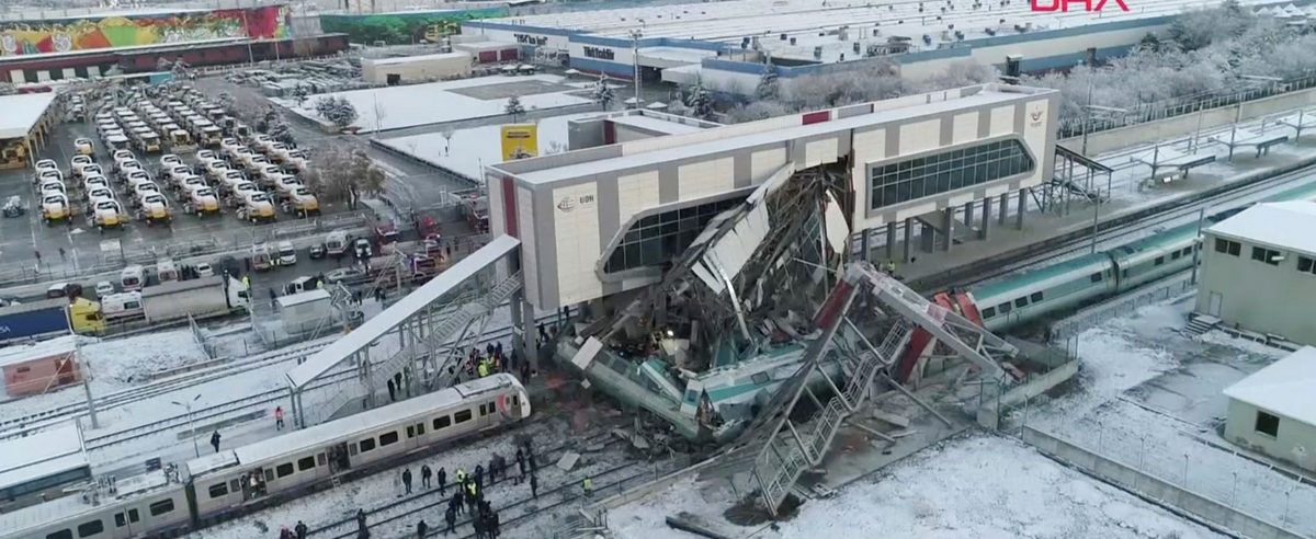 Hochgeschwindigkeitszug kracht in Lokomotive: Mindestens neun Tote bei Unglück in der Türkei