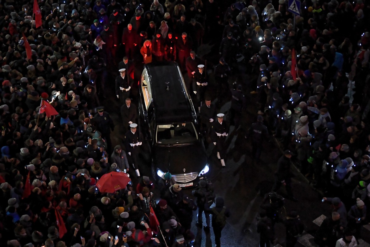 Das Anti-Kaczynski-Begräbnis: Trauer, Tränen und kämpferische Töne bei Adamowicz-Beisetzung