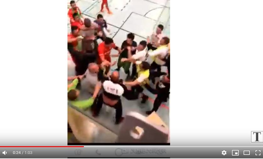 Zweitliga-Futsal in Luxemburg: Wenn mehr Fäuste fliegen als Tore fallen