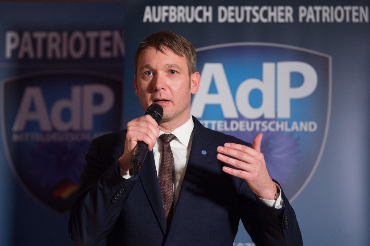 Provokation mit der Kornblume: AdP will in Deutschland rechts von AfD punkten