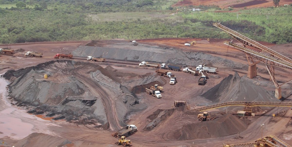 ArcelorMittal und der rote Schlamm: Stahlgigant evakuiert aus Sorge vor einem Dammbruch ein ganzes Dorf in Brasilien