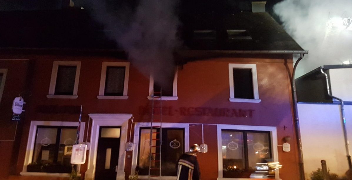 Feuerwehr rettet drei verletzte Personen bei schwerem Wohnungsbrand in Bondorf