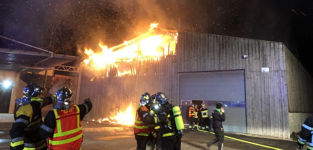Lagerhalle in Büderscheid abgebrannt – Feuerwehr mit mehr als 70 Personen im Einsatz