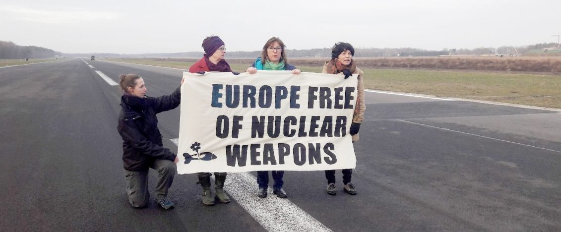 Protest auf der Startbahn: Belgisches Militär hält Luxemburgs EU-Abgeordnete Tilly Metz fest
