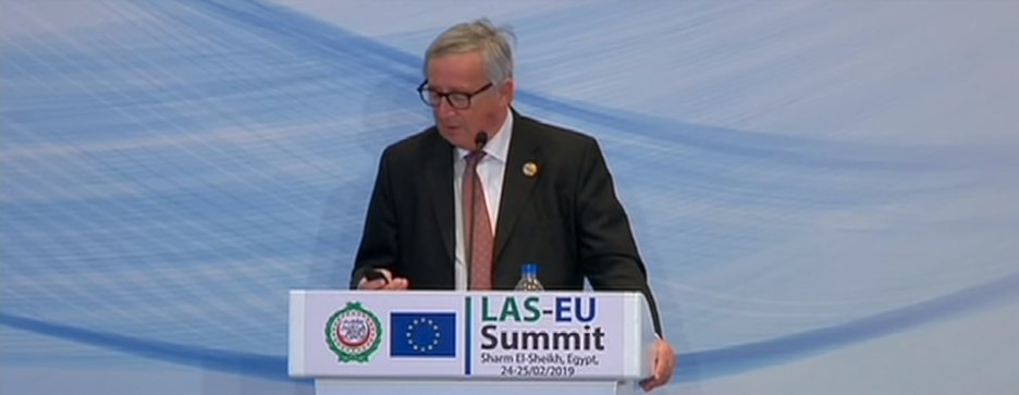 Da geht er doch lieber ran: Juncker telefoniert während eines Auftritts kurz mit seiner Frau