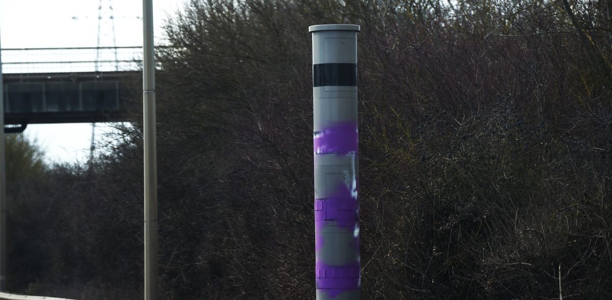 Blitzerfoto in Violett: Unbekannte beschmieren Radar am Kreisverkehr Raemerich