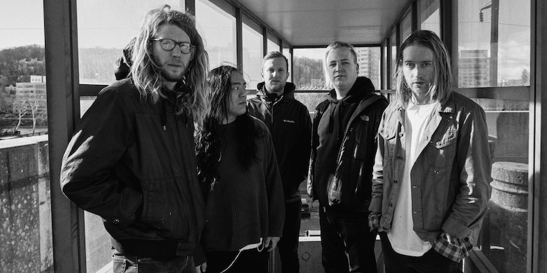 Klangwelten: Von Doppelalben, Retro-Futurismus und Blumenstraßen