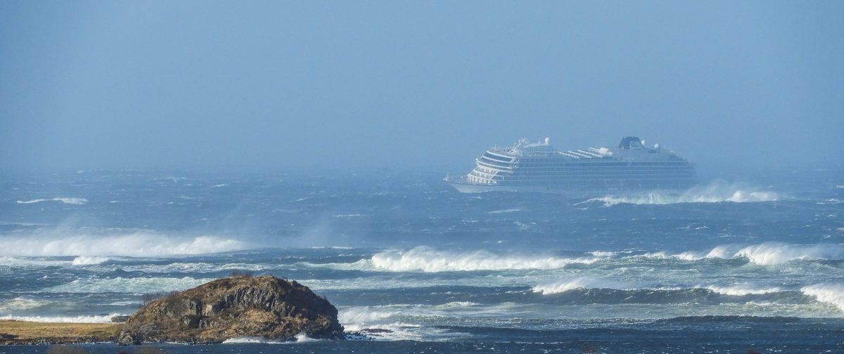 Havariertes Kreuzfahrtschiff abgeschleppt - Evakuierung ausgesetzt