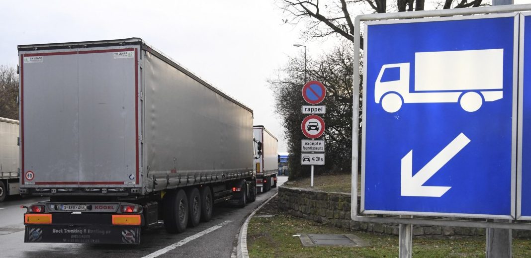 Lastwagen blockieren Ausfahrt Richtung Tankstelle: Bauprojekte sollen Abhilfe schaffe
