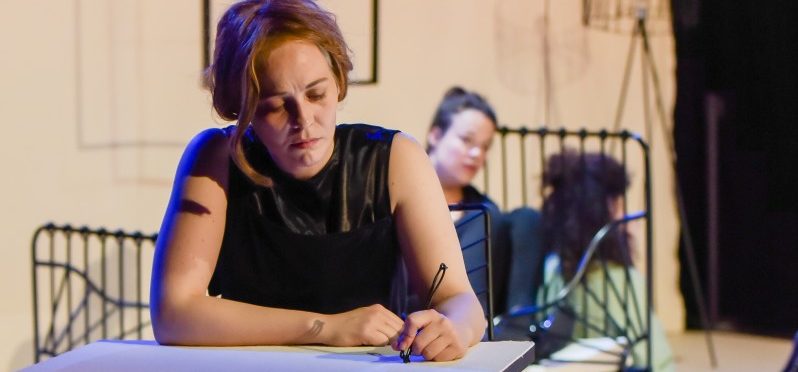 „Firwat si mir net zu Berlin?“: Theaterstück „3 Schwësteren“ im Kasemattentheater