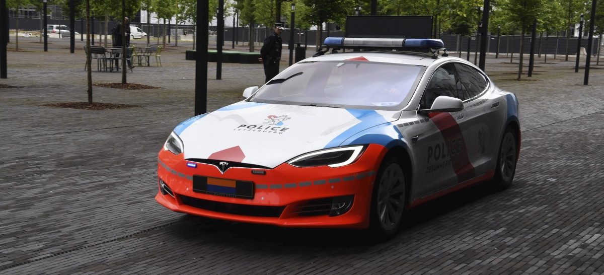 Polizei-Tesla bleibt auf Autobahn liegen: Fahrer hatte Auto falsch eingeschätzt