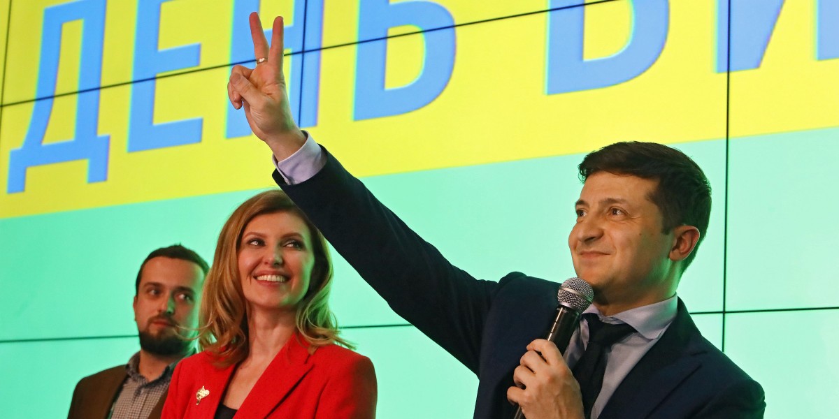In der Ukraine gibt es eine Stichwahl zwischen Poroschenko und dem Komiker Selenski