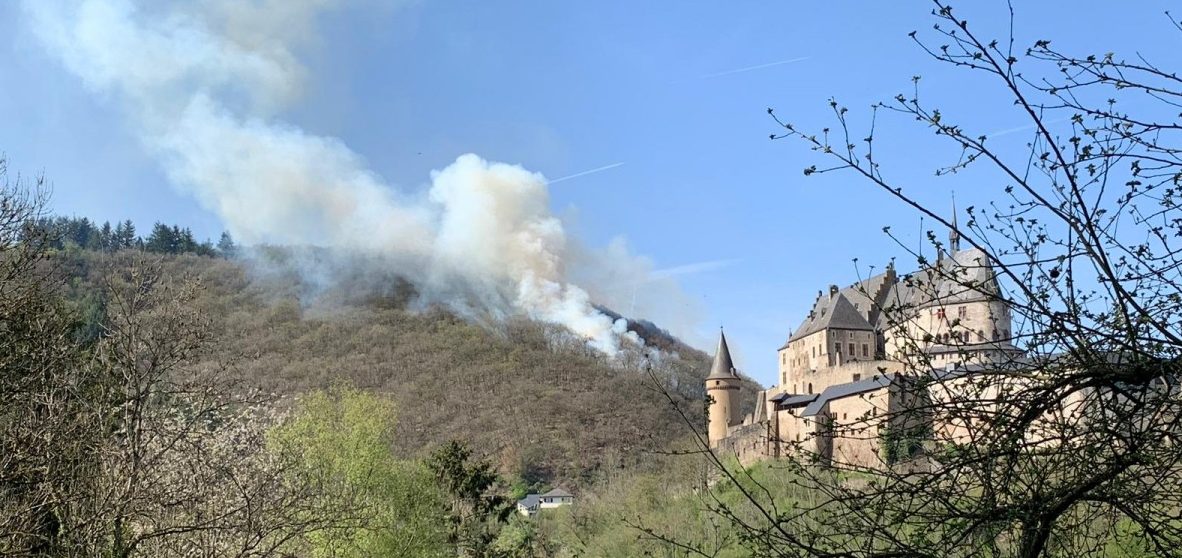 Feuer vor dem Ausflugsziel: Beim Schloss Vianden brennt es
