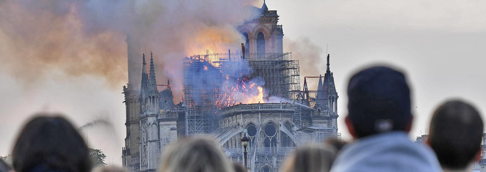 Macron will Notre-Dame wieder aufbauen – Entsetzen über das Feuer in der ganzen Welt