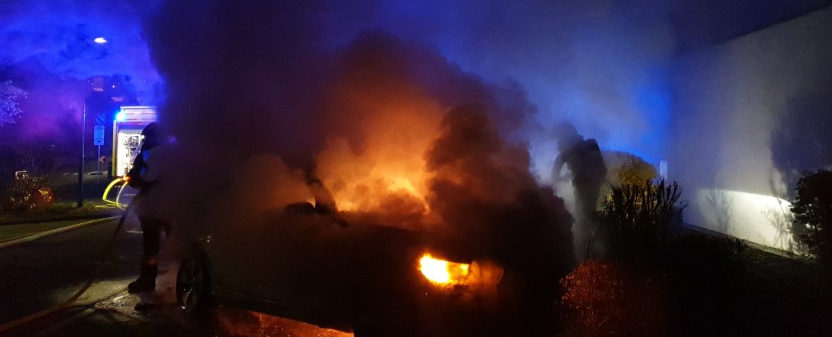 Lichterlohe Nacht in Itzig: Feuerwehr muss wegen zwei brennenden Autos ausrücken