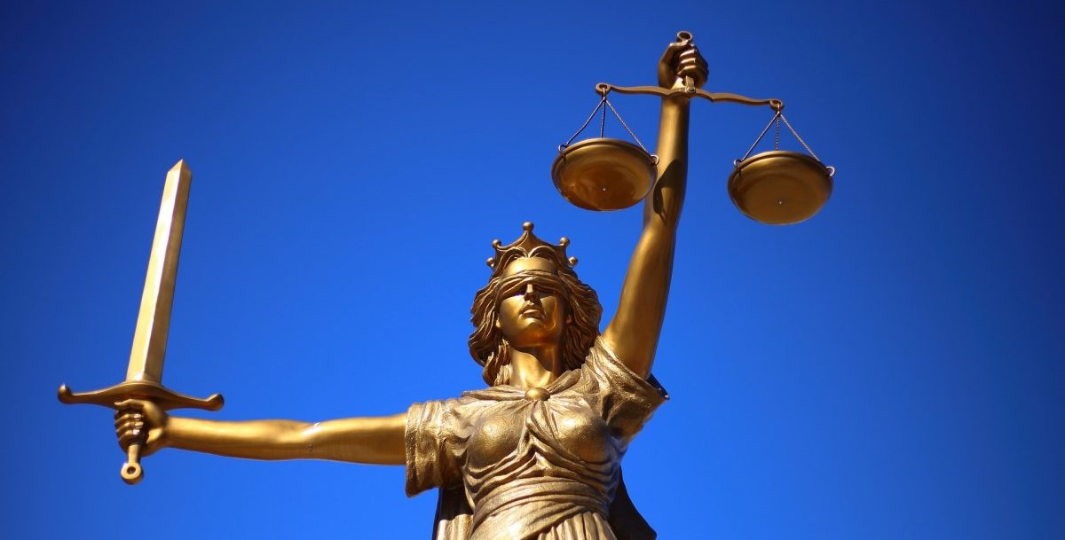 Mann legt Feuer in fahrendem Auto und verletzt Cousin – Psychiater bescheinigen Psychose