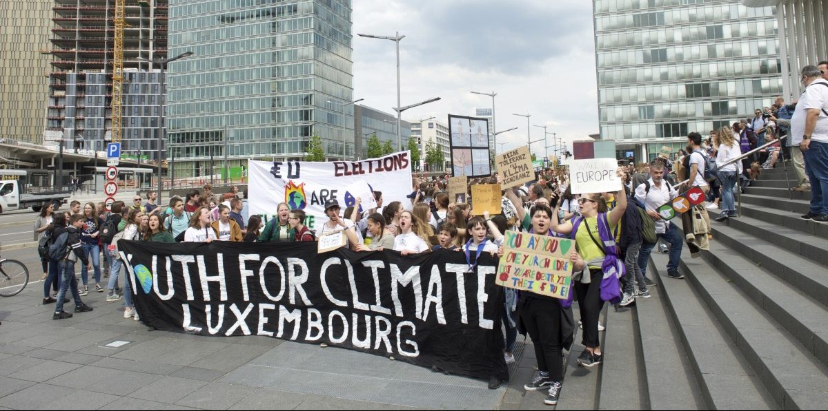 „Grüne“ Demonstranten auf der Roten Brücke: Streiks für eine bessere Klimapolitik gehen weiter