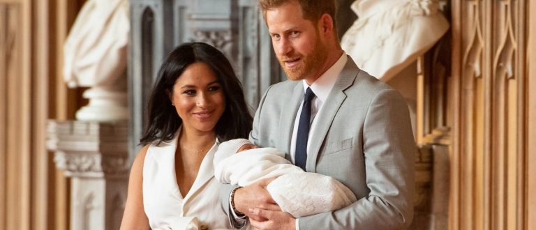 Erster Blick auf „Baby Sussex“ – Mini-Royal schlummert in Harrys Arm