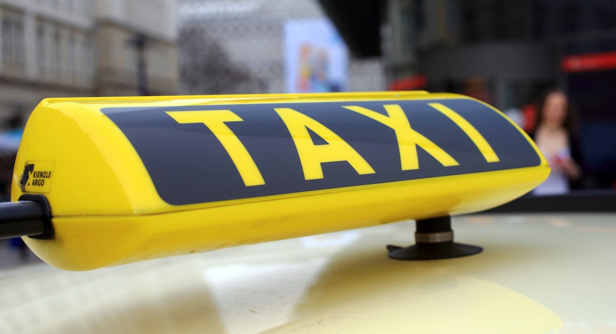 Zwei junge Männer erkundigen sich nach Taxitarif – dann schlagen sie zu