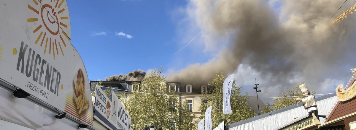 Rauch über dem „Knuedler“: Haus mit beliebter Brasserie steht in Flammen