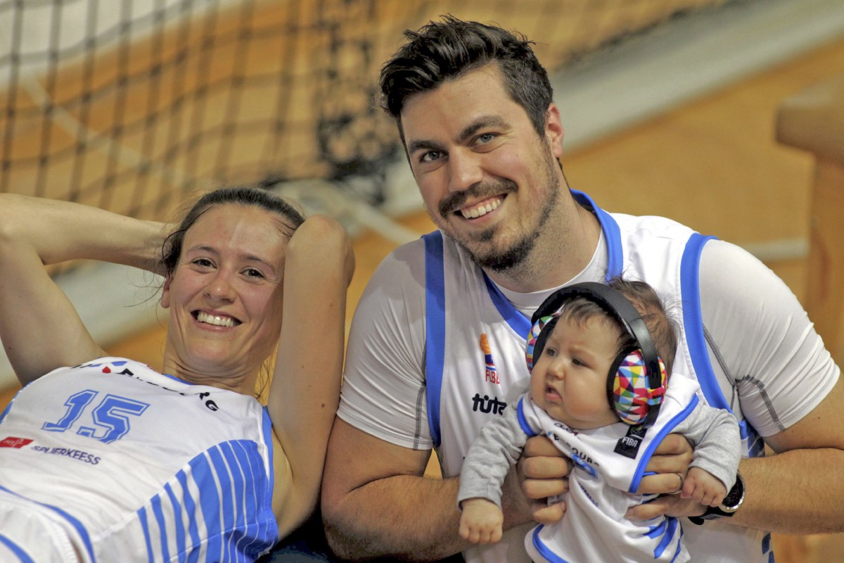 Familiensache: Michèle Orban ist mit Baby Ellie beim Basketballturnier in Montenegro