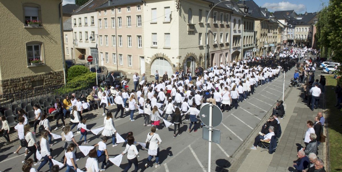 Ein Segen für alle: Springprozession voll im Trend