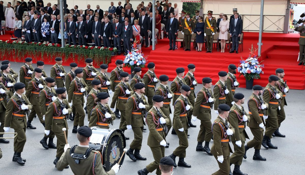 Militärparade begeistert mit blitzenden Uniformen, vielen Fahrzeugen und neuer Location