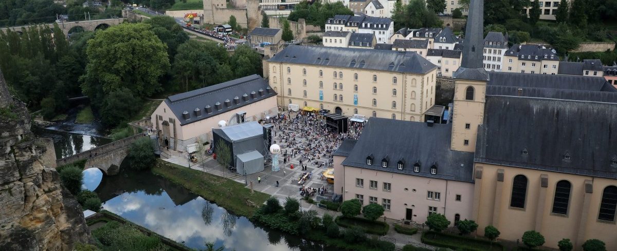 Ein Café Crème als Absacker: „Particles“ zum Abschluss des Foto-Monats